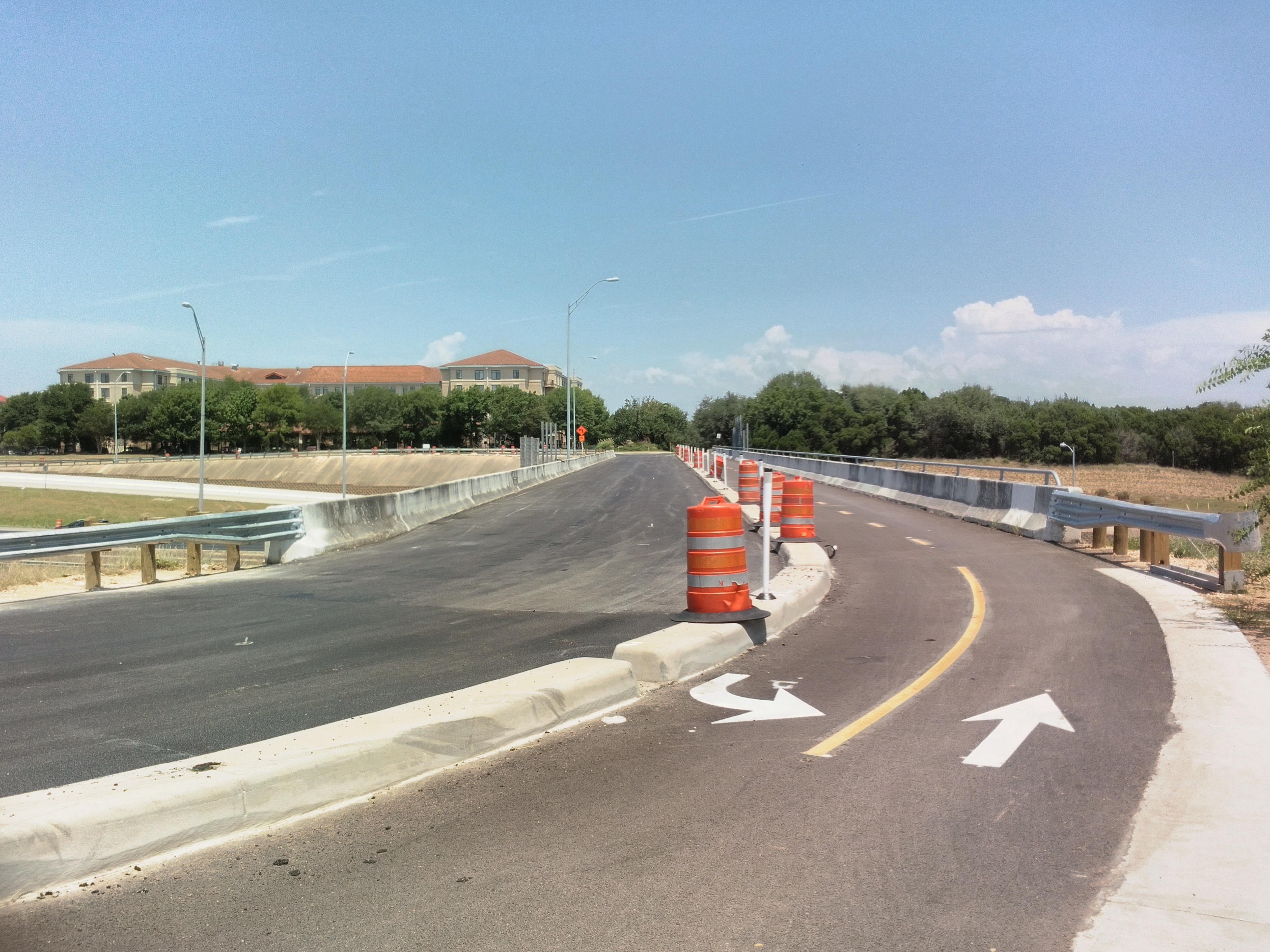 At the junction, the path splits and follows both of MoPac’s one-way frontage roads. This is the Texas turnaround for the southbound direction.